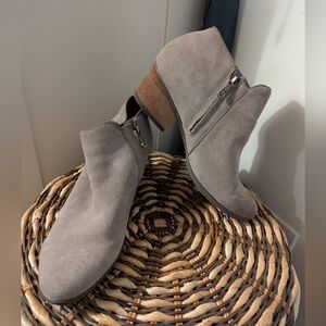 Women's 9 Blondo Waterproof Suede Booties Desert Earth Heel Leather